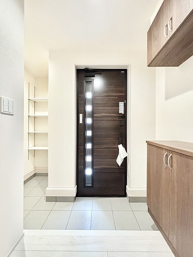 飾り棚を利用して、お越しいただくお客様をおもてなしできます。