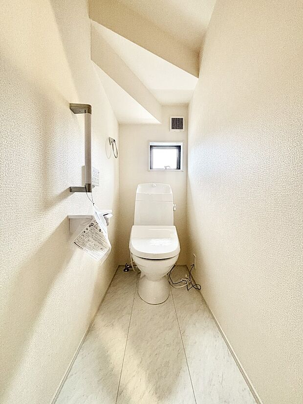 明るく清潔感のあるトイレです。