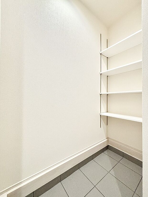 収納力あるシューズクロークの活用で玄関廻りはいつでもスッキリ