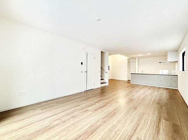 開放感ある広々リビングは明るい陽光が入り込む憩いの空間です！