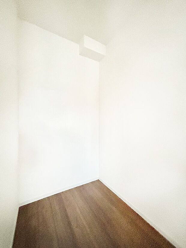 ウォークインクローゼット付きで生活空間を広く利用できます。