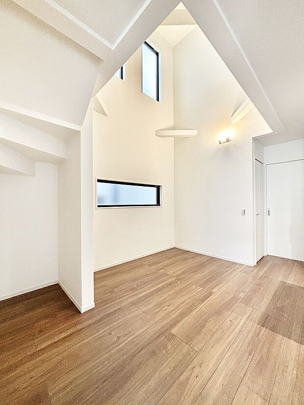 開放感を際立たせるリビングの吹き抜け。心地よい風が通り抜けます。