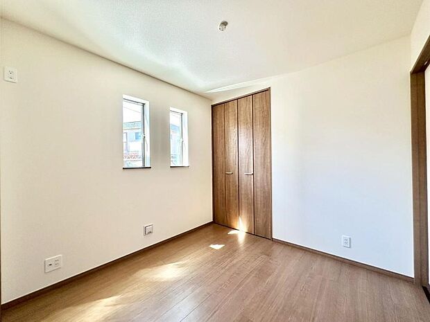 やさしい光がさしこむ居室はしっかり収納付き