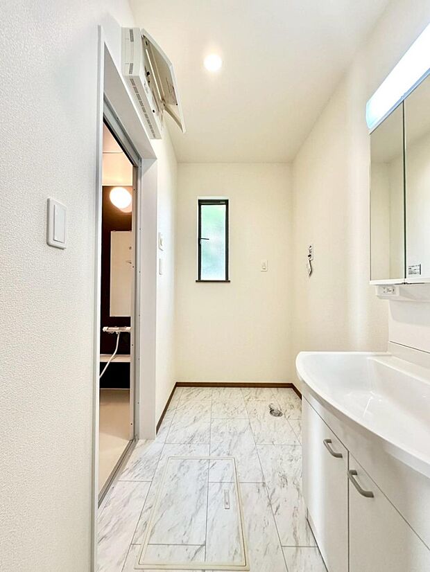 清潔感ある洗面化粧室で朝の身支度も快適