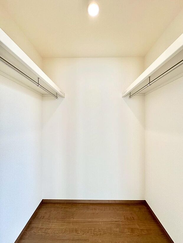 ウォークインクローゼットの活用で生活空間スッキリ