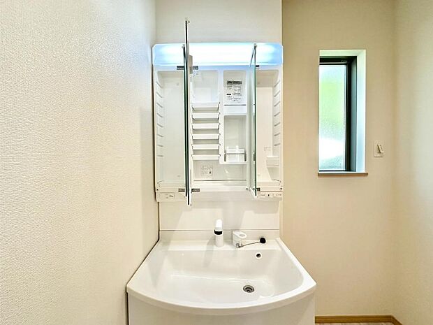 三面鏡の裏に、化粧品や衛生用品などを収納可能。洗面台をすっきりと保ちます！