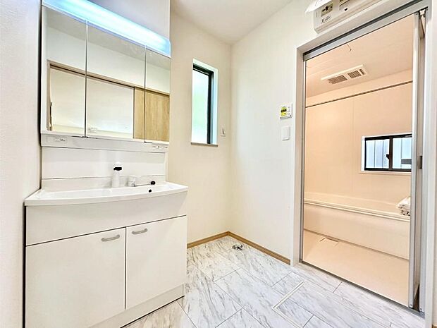 清潔感ある洗面化粧室で朝の身支度も快適  