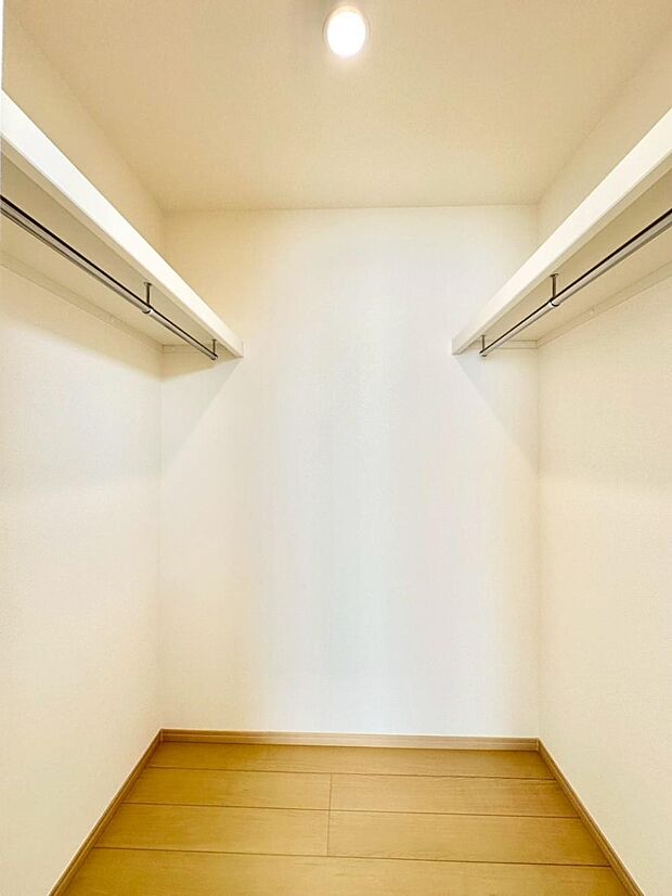 ウォークインクローゼットの活用で生活空間スッキリ  