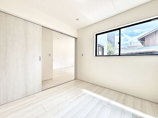 リビング横の洋室は引き戸を開ければリビングと一体に。閉じれば独立した洋室に。