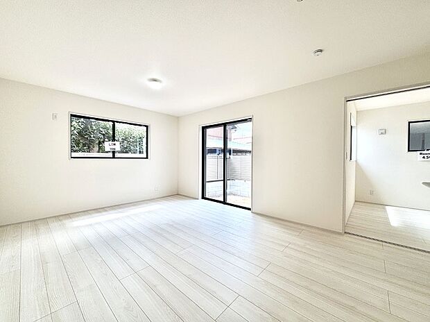 大きな窓からたっぷりの陽光と風を感じられるリビング