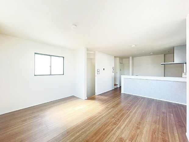 ご家族の賑やかな話し声で包まれる明るいリビング