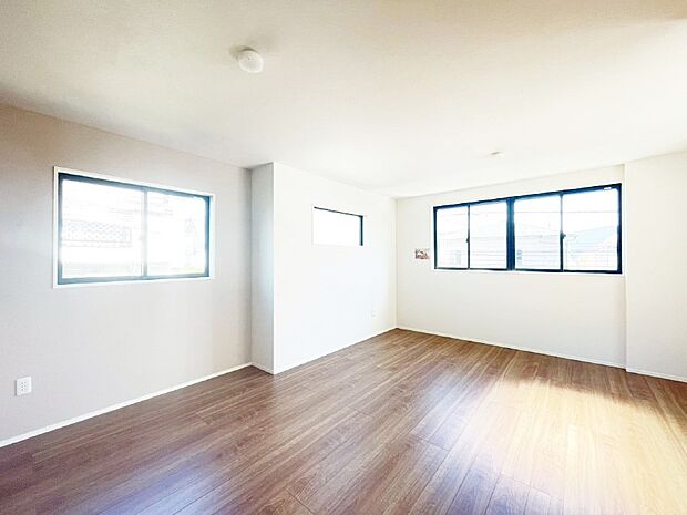 たくさんの窓からたっぷりの陽光と風を感じられるリビング