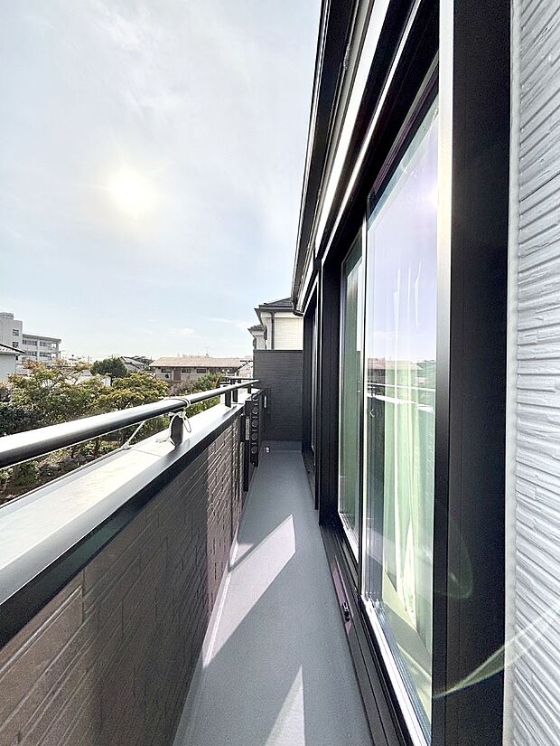 暖かな陽光が降り注ぐバルコニーはお洗濯におすすめ。爽やかな風も心地よいです。