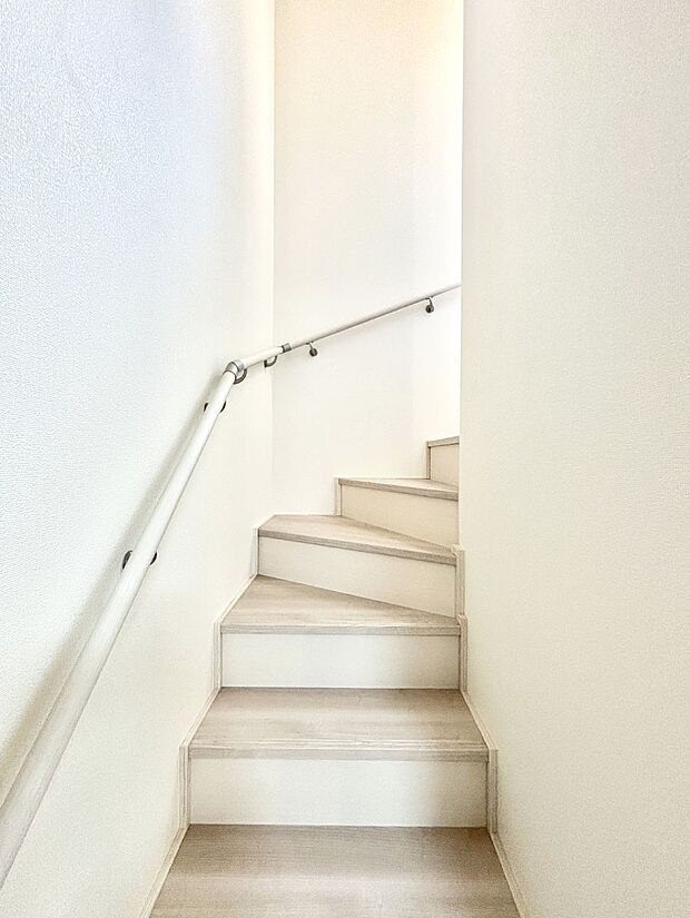 安全性を考慮し階段には手すりを設置しています
