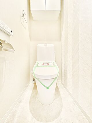 トイレは白を基...