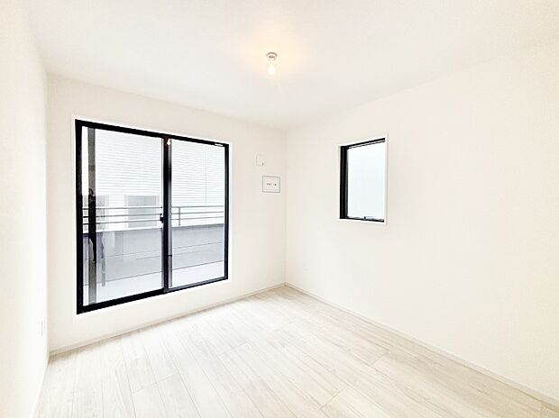 明るいバルコニーサイドに洋室を設置。目覚めの良い寝室に。   