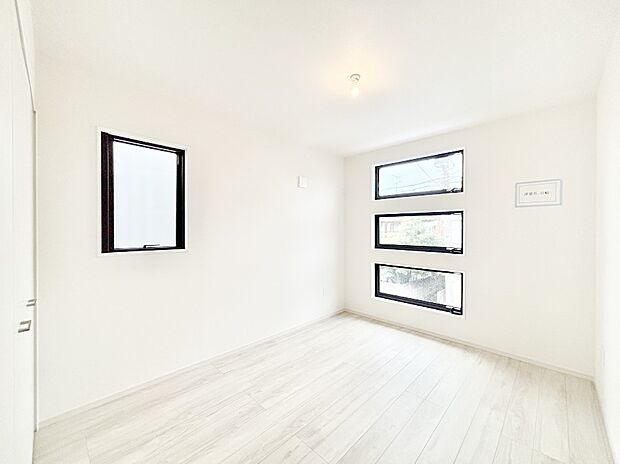 窓からのやさしい光が心地よいプライベートルーム