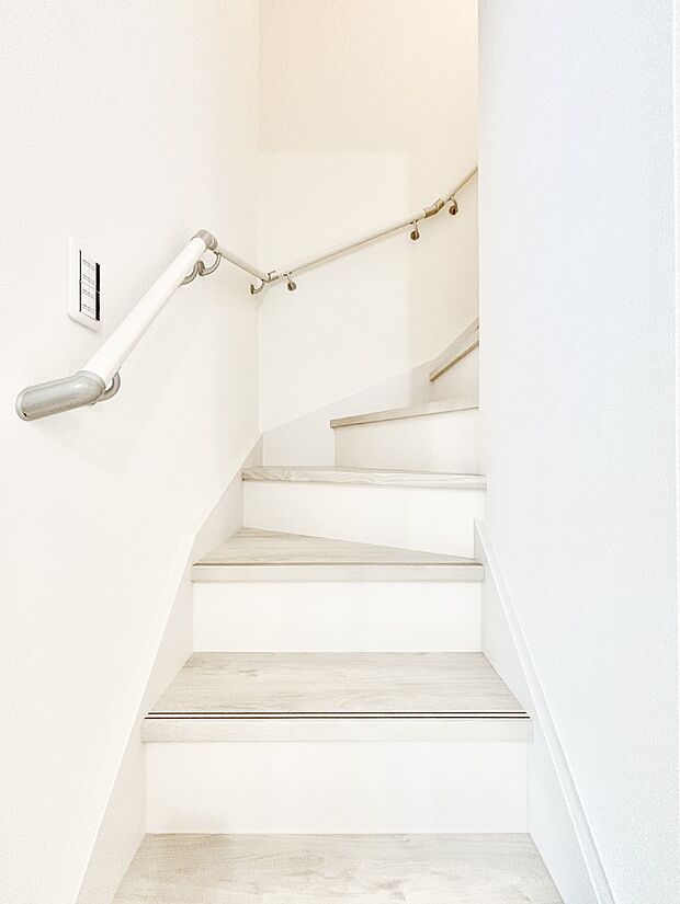 安全性を考慮し階段には手すりを設置しています