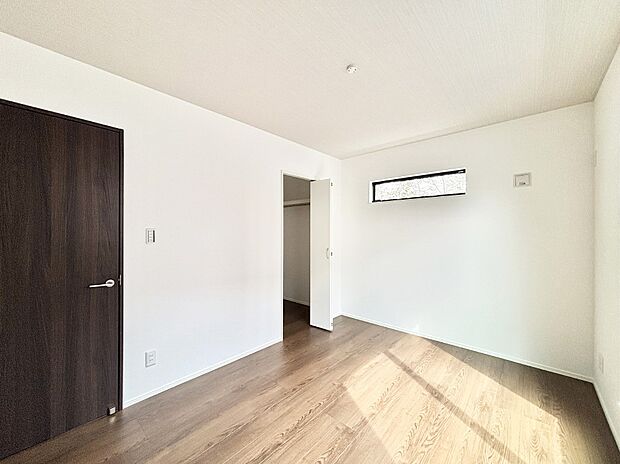 ウォークインクローゼットがあるお部屋。季節ごとの入れ替えも不要で便利です！