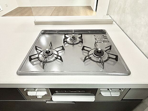 ガスコンロはＳｉセンサー搭載。火力調節や焦げ付き・消し忘れも防いでくれます。