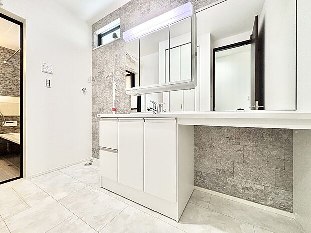 小窓がついているので湿気の多い場所でも換気が十分行えます。毎日の身支度を気持ち良く！