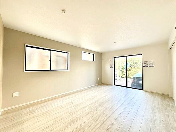 大きな窓からたっぷりの陽光と風を感じられるリビング