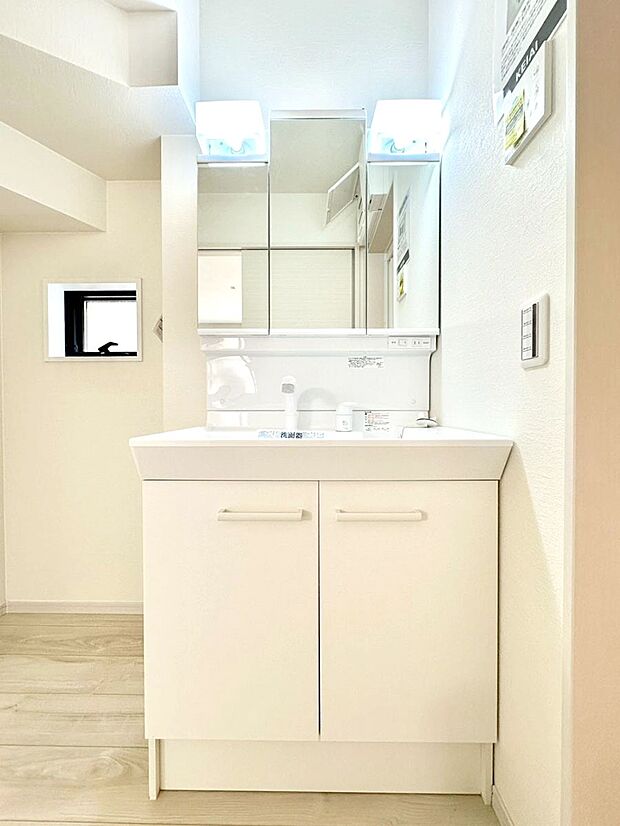 大きく見やすい三面鏡で清潔感ある洗面台は、身だしなみチェックや肌のお手入れにおすすめです。 