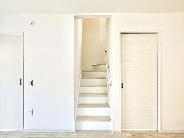 階段は手すり付きなので小さなお子さまやご高齢の方も安心です