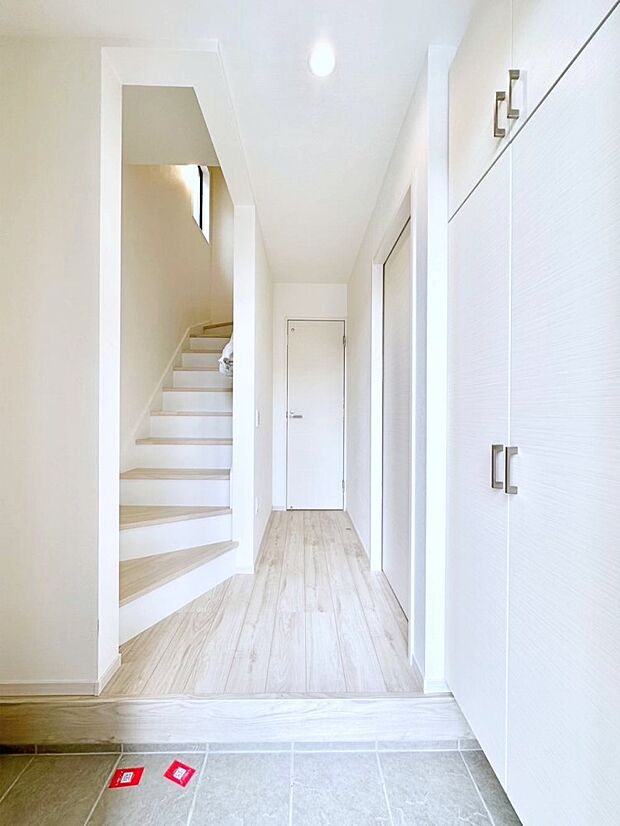 家族の帰宅やお客様をあたたかく迎える玄関  