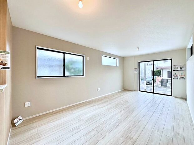 大きな窓からたっぷりの陽光と風を感じられるリビング