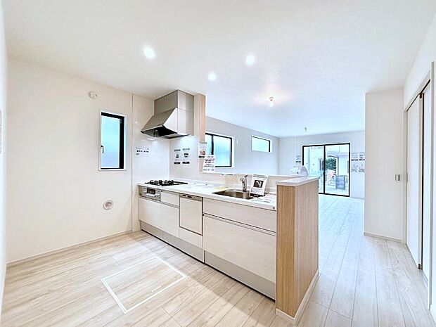 リビングで遊ぶお子様を見守りながらお料理ができる対面キッチン。  