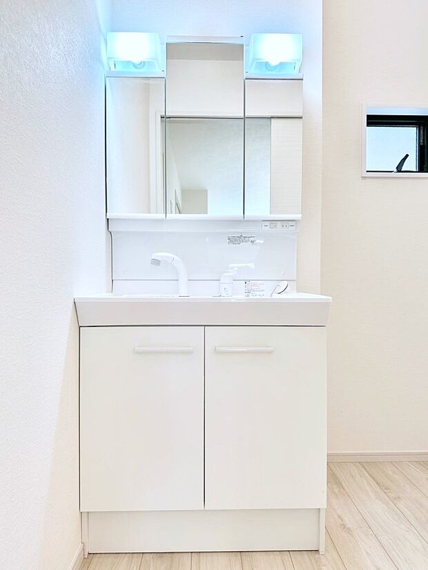 大きく見やすい三面鏡で清潔感ある洗面台は、身だしなみチェックや肌のお手入れにおすすめです。 