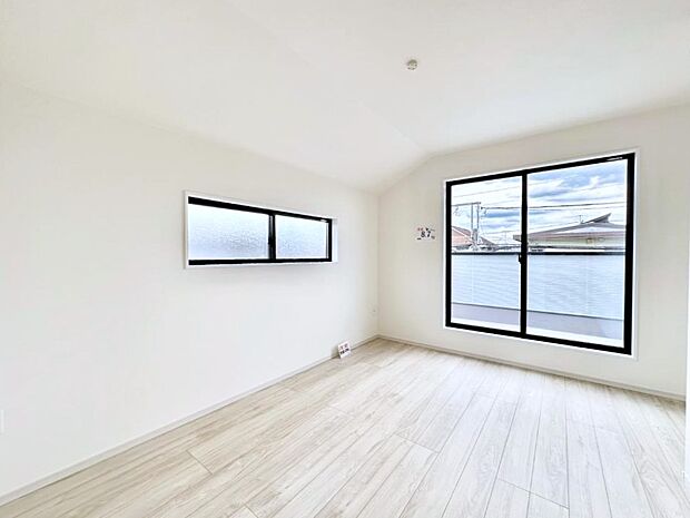 バルコニーが開放感をプラスしてくれる洋室  