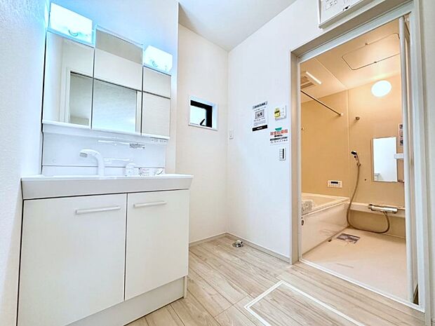 清潔感ある洗面化粧室で朝の身支度も快適