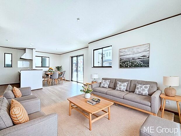 ご家族の賑やかな話し声で包まれる明るいリビング ※家具はCGです