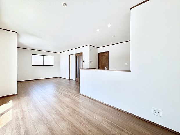 落ち着いた雰囲気のLDKは家族みんなの快適空間