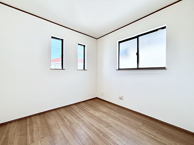 窓からのやさしい光が心地よいプライベートルーム  