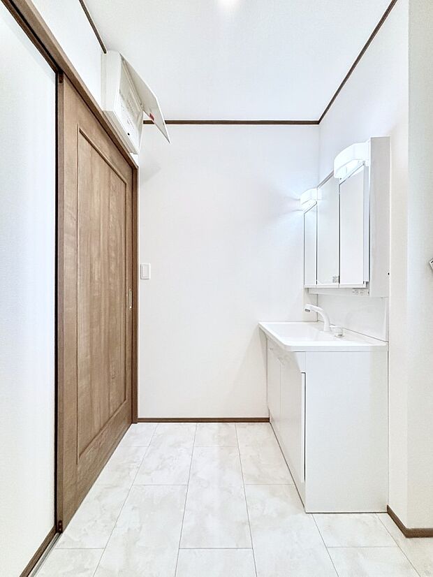 清潔感のある快適空間です。毎日の身支度も気持ち良くお使い頂けます。