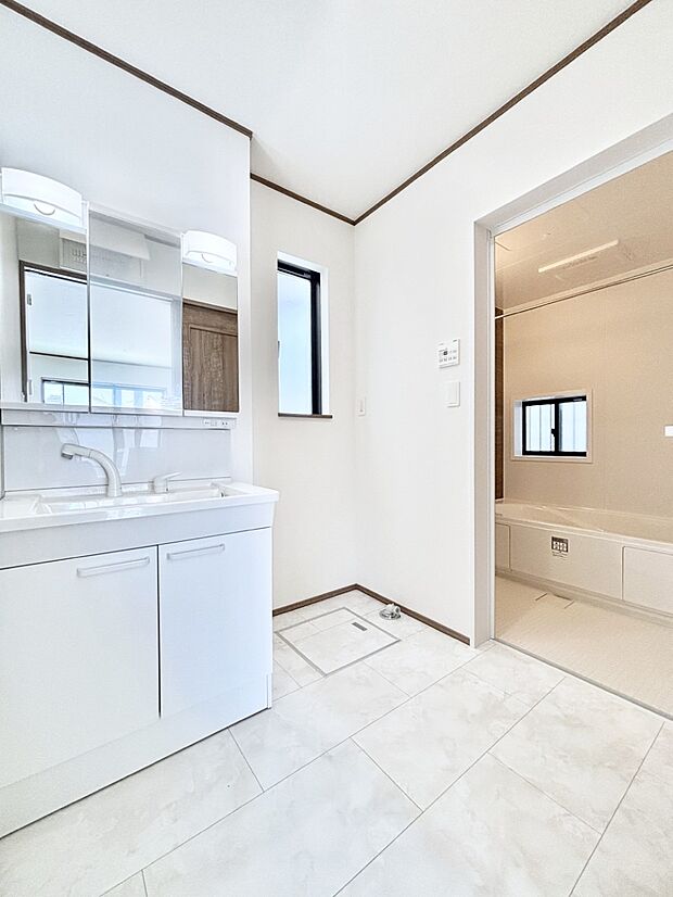 ゆとりの洗面スペースで朝の身支度もラクラク  