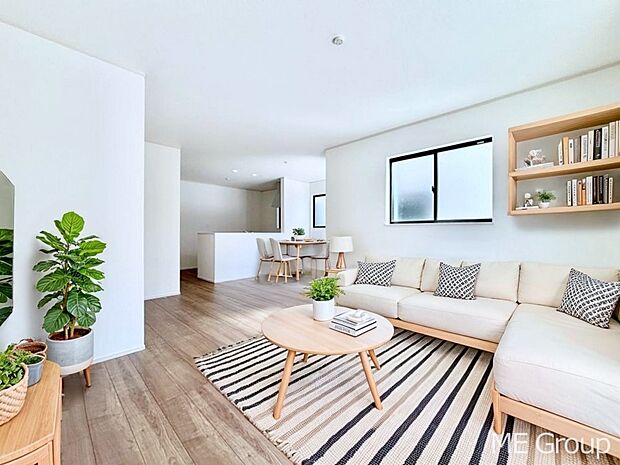 家族の和やかな会話が聞こえてきそう。開放感のあるリビングです。※家具はCGです