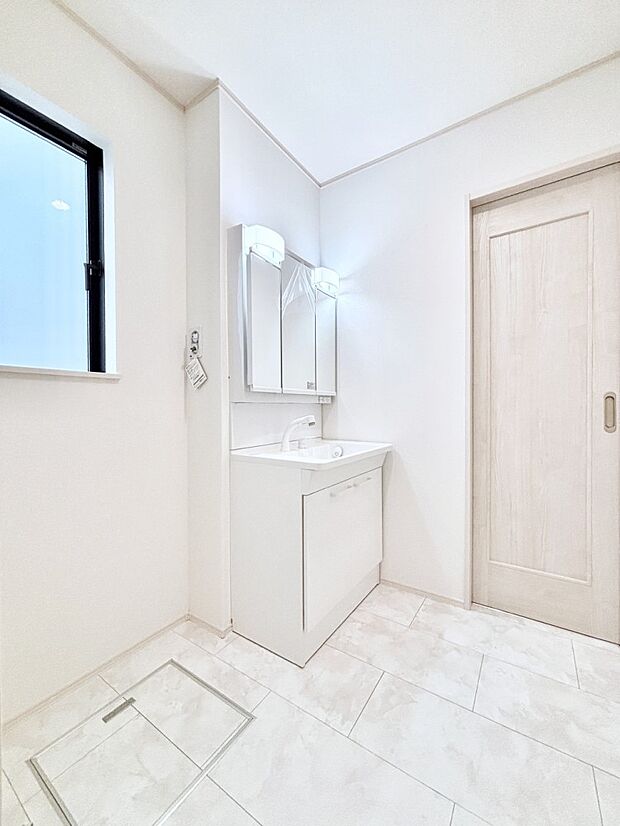 小窓がついているので湿気の多い場所でも換気ができ快適です。毎日の身支度を気持ち良く行えますね。