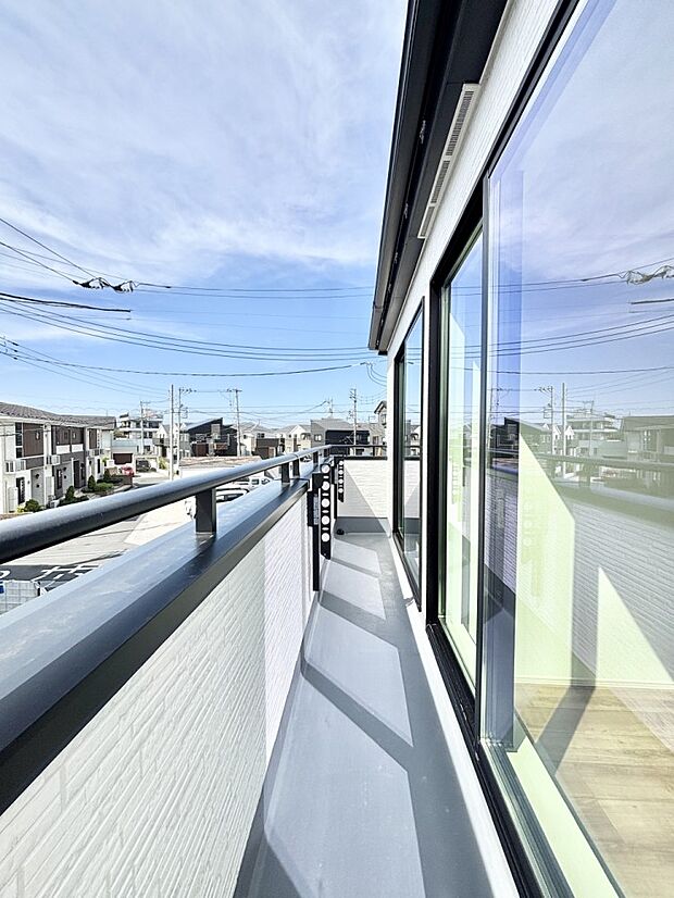 暖かな陽光が降り注ぐバルコニーはお洗濯におすすめ。爽やかな風も心地よいです。