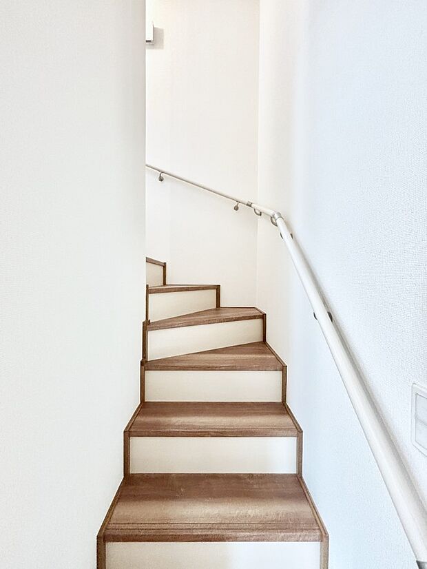 安全性を考慮し階段には手すりを設置しています