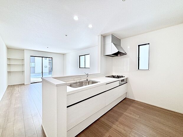 カウンター越しに楽しいおしゃべり。いつものお料理がもっと美味しくなりそうですね。   