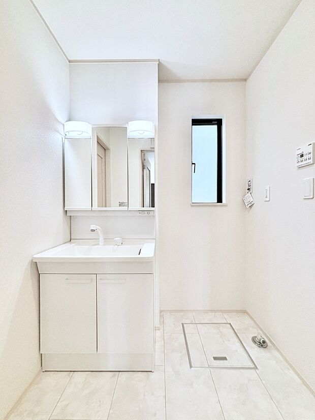 小窓がついているので湿気の多い場所でも換気ができ快適です。毎日の身支度を気持ち良く行えますね。