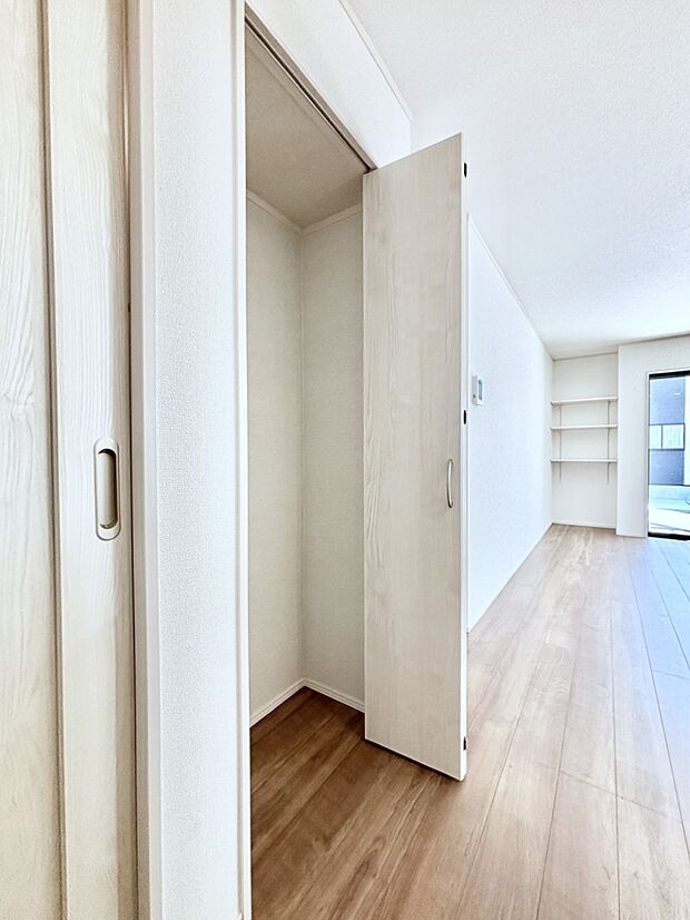 キッチンにはパントリー！食材のストックはもちろん、日用品の収納など使い方はいろいろ！