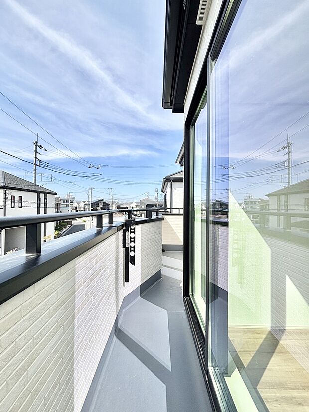 2部屋にまたがる広いバルコニー。晴れた日には洗濯物も気持ちよく干せそうですね。