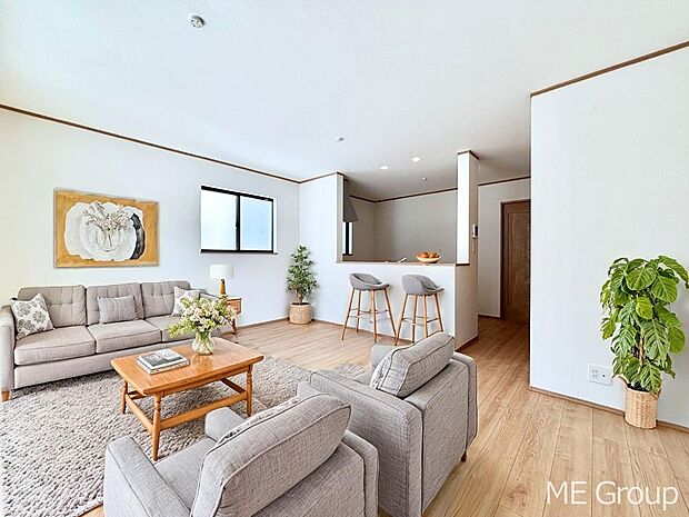 ご家族の賑やかな話し声で包まれる明るいリビング ※家具はCGです