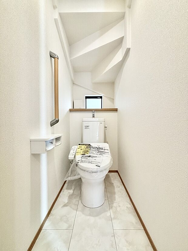 換気用小窓があり、明るく清潔な空間です。 