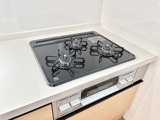 ガスコンロはＳｉセンサー搭載。火力調節や焦げ付き・消し忘れも防いでくれます。